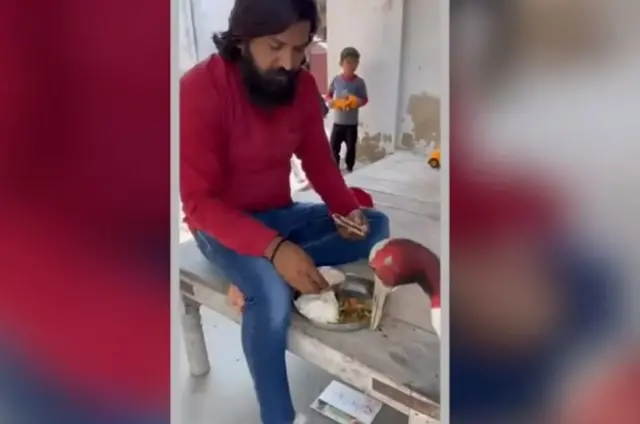 தோள் கொடுத்த தோழனை விட்டுச் செல்ல மறுக்கும் பறவை 