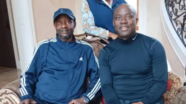 Aworan Ọmọọba Abdulfatai Adeyẹmi ati gomina Ṣeyi Makinde