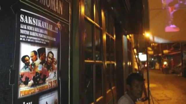 Sejumlah orang menyiapkan proyektor dan layar untuk menonton bareng film Pemberontakan G30S/PKI di Cipinang, Jakarta, 29 September 2017.