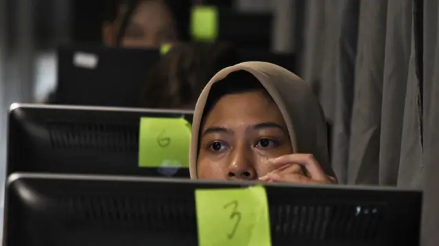 Seorang peserta mendengarkan instruksi panitia sebelum mengikuti Ujian Tulis Berbasis Komputer-Seleksi Nasional Berdasarkan Tes (UTBK SNBT) masuk Perguruan Tinggi Negeri di Universitas Negeri Jakarta (UNJ), Jakarta Timur, Kamis (16/5/2024). 
