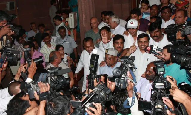 भाजपच्या महावीर भगोरा, अशोक अर्गल आणि फग्गन सिंह कुलस्ते या तीन खासदारांनी विश्वासदर्शक ठराव जिंकण्यासाठी सत्ताधारी आघाडीनं पैसे वाटल्याचा आरोप केला होता.