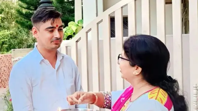 امت کا خاندان ان کے ساتھ کھڑا رہا