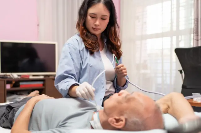 தொண்டைப் பகுதியில் நேரடியாக மூச்சுக் குழாயில் சிறு துளையிட்டு மூச்சுவிட வழி செய்வது டிராகிஸ்டோமி எனப்படும். 