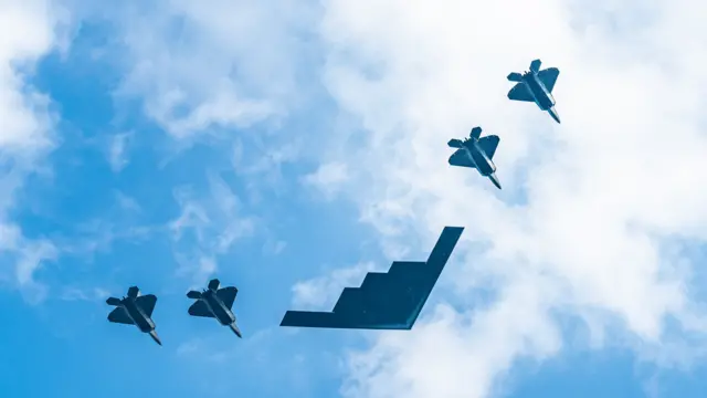 طائرات B-2 Spirit وF-22 فوق نهر هدسون في الولايات المتحدة