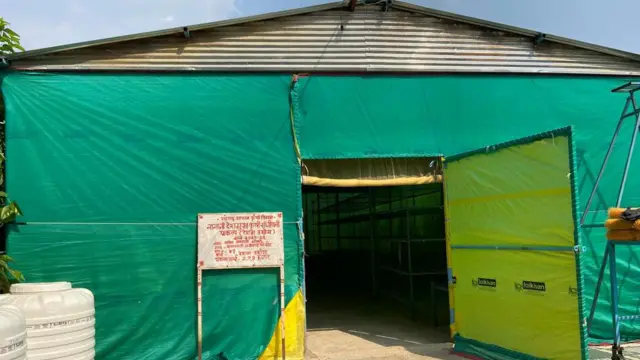 रुईमधील अनेक शेतकऱ्यांनी शासकीय योजनांचा लाभ घेत शेडचं बांधकाम केलं आहे. 