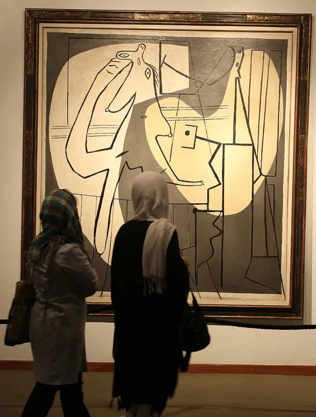 Picasso'nun “Ressam ve Model” isimli tablosu, sanatçının 1927 yılı içinde yaptığı en büyük yağlı boya olarak biliniyor Kübizm sonrası döneme ait bu eser, sınırlı renk kullanımı ile öne çıkıyor.
