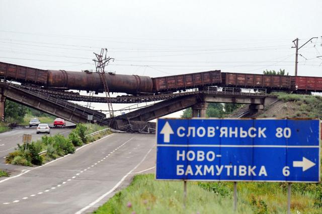 Підірваний залізничний міст на дорозі в Слов'янськ
