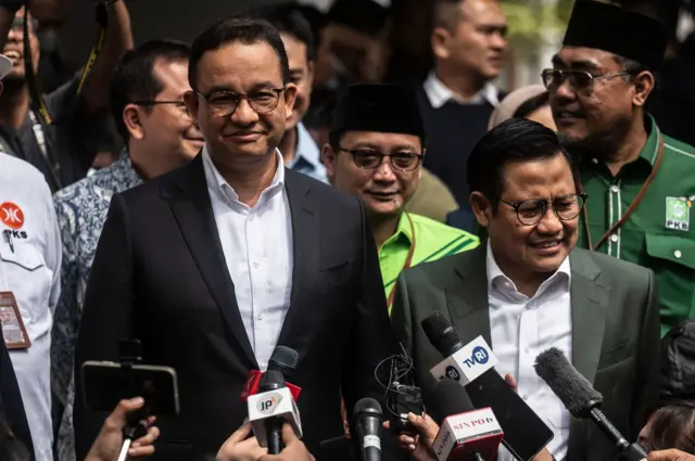 Anies Baswedan (kiri) dan Muhaimin Iskandar (kanan
