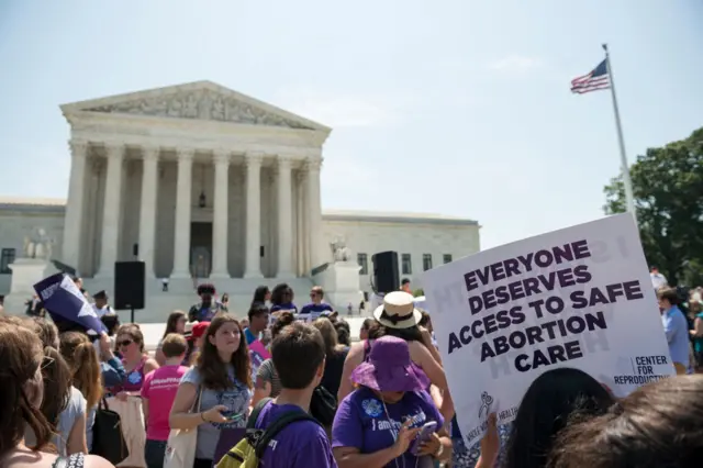 Warga AS berunjuk rasa untuk memperjuangkan hak aborsi.