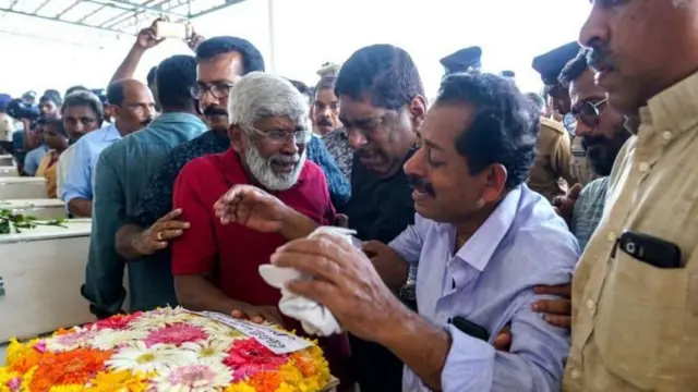 कुवेतवरून मृतदेह आल्यानंतर नातेवाईकांचा शोक अनावर झाला. 