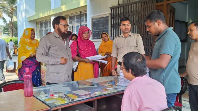 বহরমপুর শহরে আপিল ট্রাইবুনালে আসা কয়েকজন মুসলমান নারী - পুরুষ