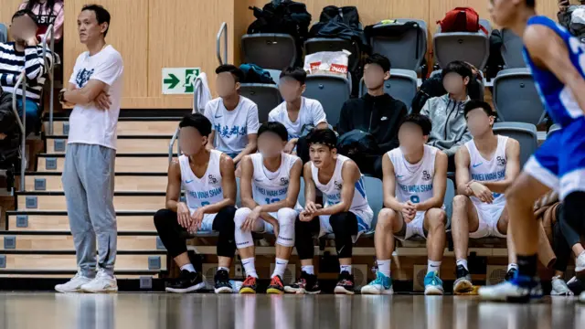陳學宇坐在後備席觀看球賽，翁金驊目光注視場上