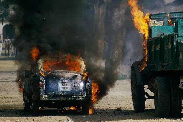 ইন্দিরা গান্ধীর হত্যার পরে ভারত জুড়ে শিখ বিরোধী দাঙ্গা ছড়িয়ে পড়ে