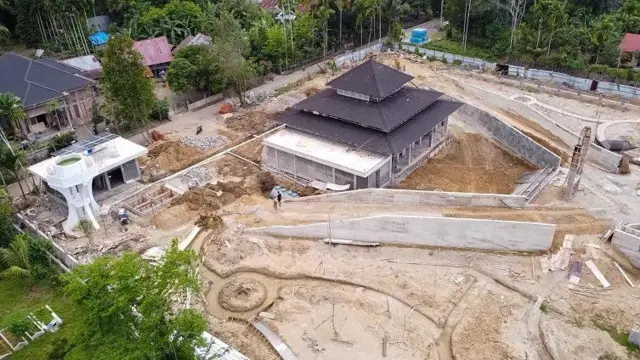 Tulang manusia ditemukan pekerja di bawah monumen di depan bangunan masjid yang kini sedang dibangun di kompleks Rumoh Geudong antara akhir Oktober hingga November 2023 secara bertahap. Di lokasi yang sama, tulang-tulang tersebut dikuburkan ulang.