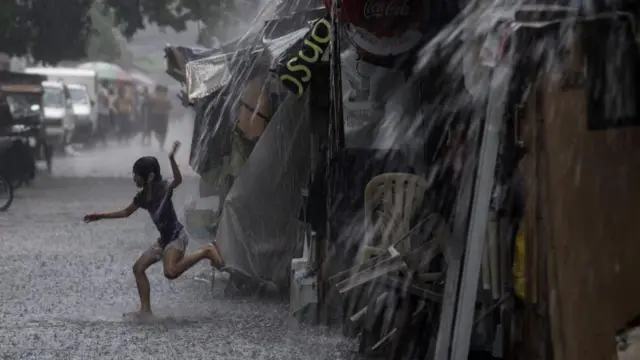 criança na chuva