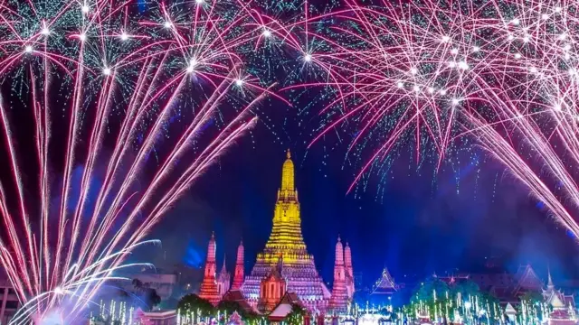 Huko Bangkok, Thailand, fataki zinalipuka kwenye hekalu la Wat Arun Buddhist