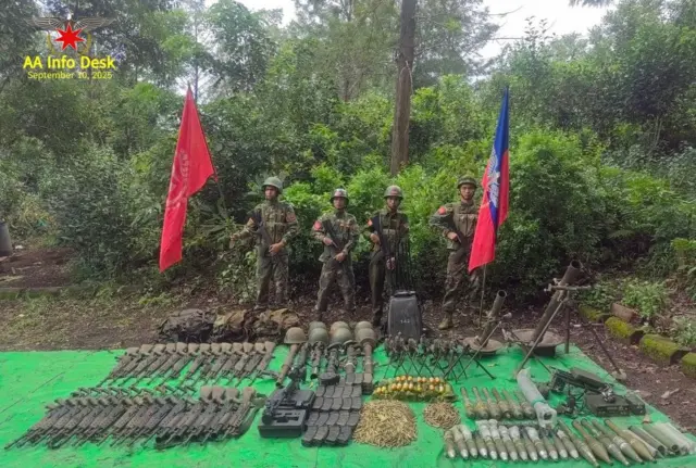 စက်တင်ဘာ ၇ ရက်နေ့က မကွေး၊ ငဖဲမြို့နယ်၊ စွန်တက်ရွာရဲ့ အရှေ့မြောက်ဘက်မီတာ ၂၀၀ ခန့်အကွာက နတ်ရေကန်ကုန်းရဲ့ တောင်ဘက် ဝေဋ္ဌုဝန်ကျောင်းအနီးဖြစ်ခဲ့တဲ့ တိုက်ပွဲမှာ စစ်တပ်လက်နက်တွေသိမ်းဆည်းရမိတဲ့ မြင်ကွင်း 