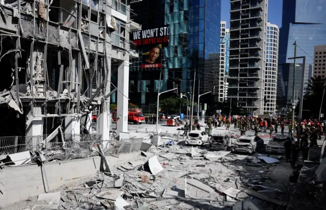 Последствия удара по городу Рамат-Ган к востоку от Тель-Авива