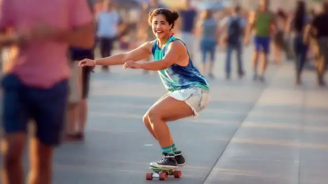 Wata yarinya na wasa da takalmin taya