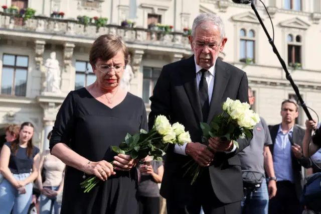 Austrijski predsednik Aleksander van der Belen i njegova supruga Doris Šmidauer odali su poštu žrtvama
