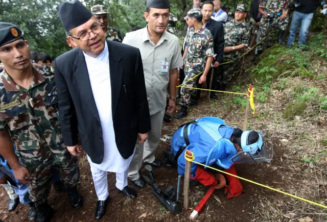 सेनाले आफूले बिच्छ्याएको ल्यान्डमाइन निष्क्रिय पारेको हेर्न सन् २०११ मा तात्कालिक प्रधानमन्त्री झलनाथ खनाल स्वयं फूलचोकी गएका थिए 