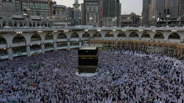 د حج په جریان کې، کعبې شریفې ته د خلکو ګڼه ګوڼه ډېره وي