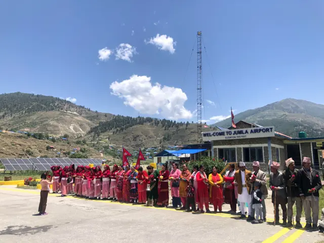 हृदयेन्द्र शाहको जुम्ला भ्रमणका क्रममा स्वागत गर्न बसेका मानिसहरू