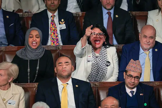 Las diputadas Rashida Tlaib y Ilhan Omar le gritan a Trump.