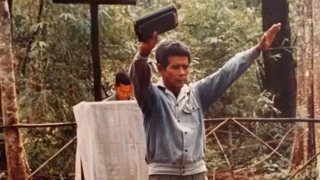 Um culto do grupo Fulro dentro da selva cambojana