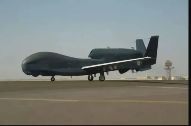 Diyaarada aan duuliyaha lahayn ee RQ-4 Global Hawk oo ku sugan saldhiga hawada ee Al Dhafra ee dalka Imaaraadka Carabta.