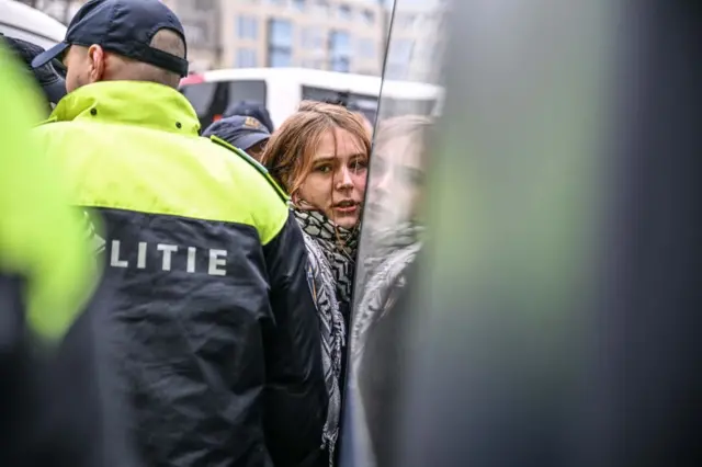 Amsterdam'daki olaylar sonrası kentte gösteri yasağı getirildi. Bu yasağı Pazar günü protesto eden 100'den fazla kişi gözaltına alındı.