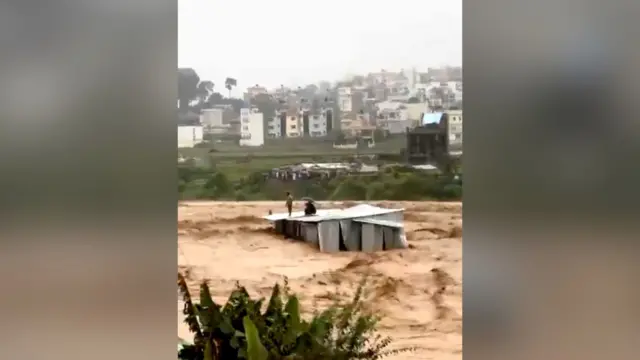 ललितपुरको नक्खु खोला किनाराको टहरोमाथि उद्धारको पर्खाइमा रहेका मानिसहरू