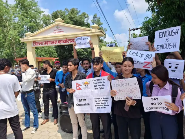 जिल्ला प्रशासन कार्यालय कैलालीको गेट अगाडि र मुख्यमन्त्री तथा मन्त्रिपरिषदको कार्यालय अगाडि युवाहरूले भ्रष्टाचार र बेतिथीविरूद्धका नारा लेखिएका प्लाकार्ड‍सहित प्रदर्शन गर्दै 