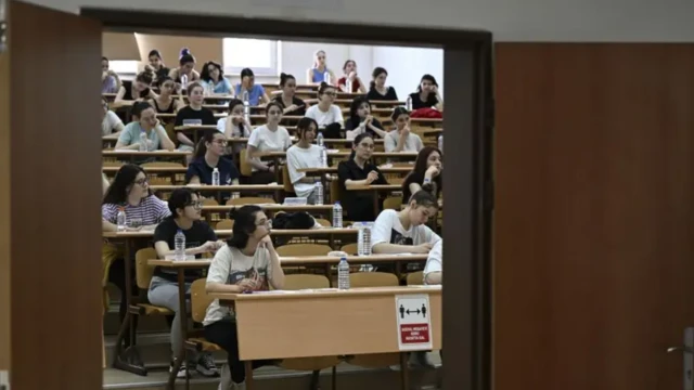 Sınav salonunda sınavlarını bekleyen öğrenciler