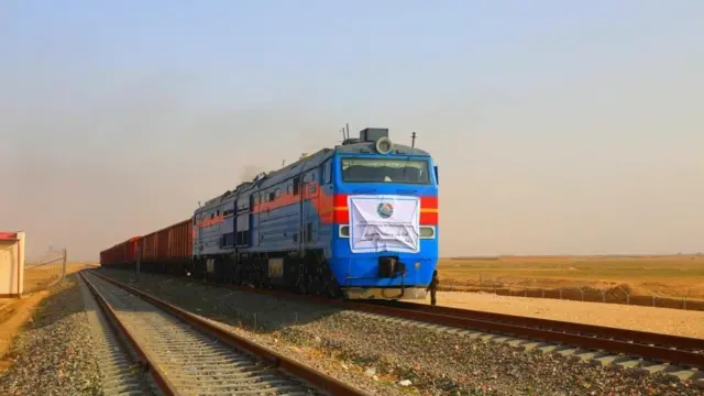 Temiryo‘ldagi poezd