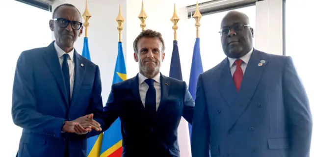 Muri Nyakanga (9) 2022 Perezida Emmanuel Macron w'Ubufaransa yaganiriye na Perezida Paul Kagame na Félix Tshisekedi bari i New York mu kugerageza kurondera amahoro mu karere, akigoro k'Ubufaransa ico gihe nta kinini kashitseko