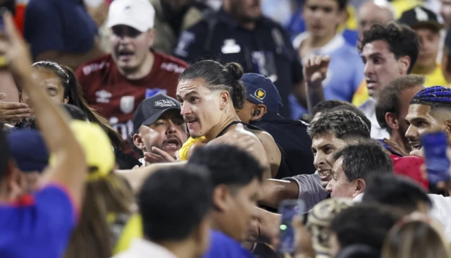 Liverpool oyuncusu Darwin Núñez'in arkasında Ronald Araújo ve Mathias Olivera da görülüyor