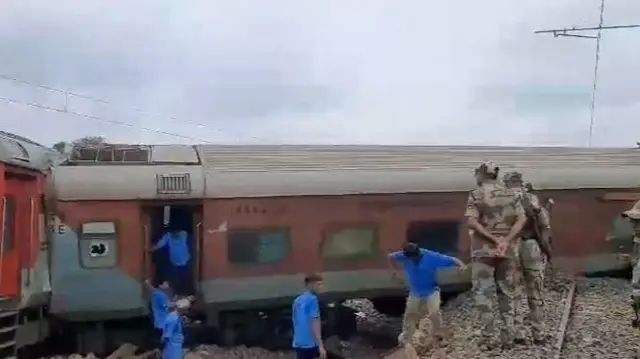 મુંબઈ-હાવડા ખડી પડેલી ટ્રેન, બીબીસી ગુજરાતી 