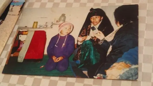 Айбарча Сатыбекова, күйөөсү Аксы окуясында каза таап, кара кийип журналисттердин суроолоруна жооп берип жаткан убагы 