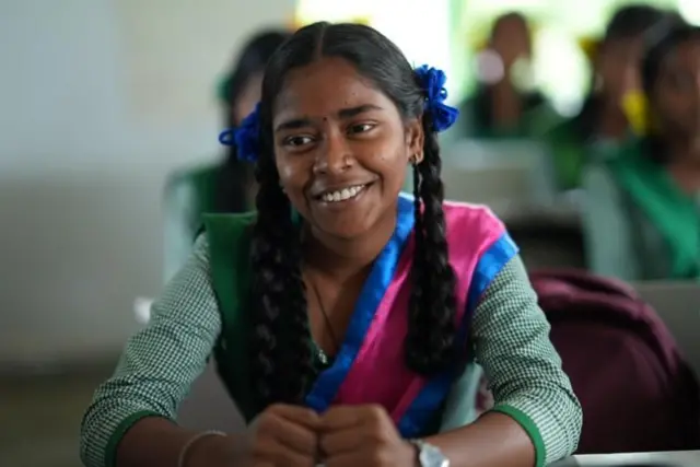 नेहा महतो सांगते की गुलशन सरांना पायांनी शिकवताना पाहून ती आ वासून पहातच राहिली. 