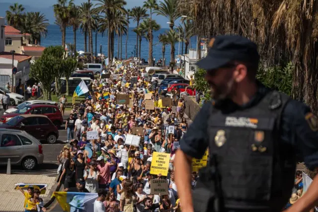 Sekitar 6.500 orang ambil bagian dalam demonstrasi seiring meningkatnya ketidakpuasan penduduk setempat terhadap model pariwisata saat ini di Tenerife, Kepulauan Canary, Spanyol pada 20 Oktober 2024.