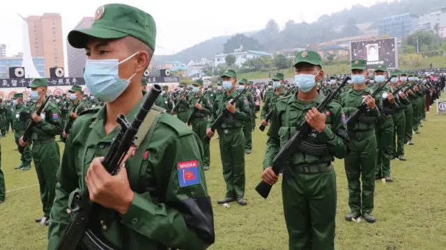 သင်တန်းဆင်းပွဲတစ်ခုမှာတွေ့ရတဲ့ ကိုးကန့်တပ်ဖွဲ့ဝင်များ 