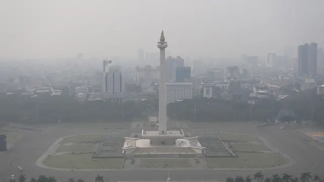 Suasana tugu Monas yang tertutup oleh kabut polusi di Jakarta, Selasa (25/7/2023).