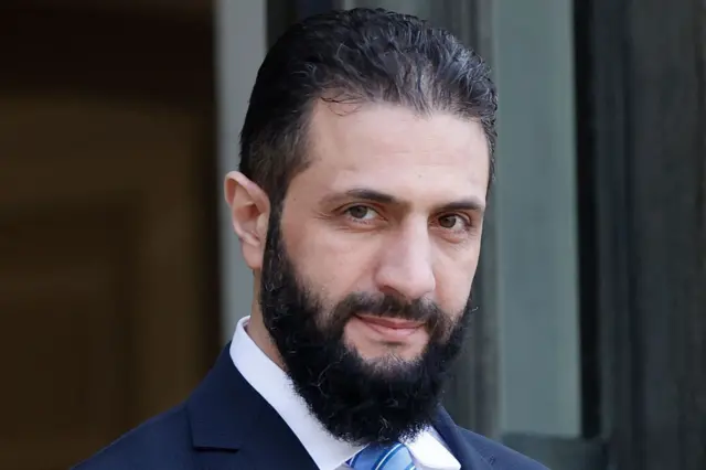 الرئيس السوري في المرحلة الانتقالية أحمد الشرع يلتقط صورة لدى وصوله للقاء الرئيس الفرنسي في قصر الإليزيه في باريس في 7 مايو/أيار 2025.
