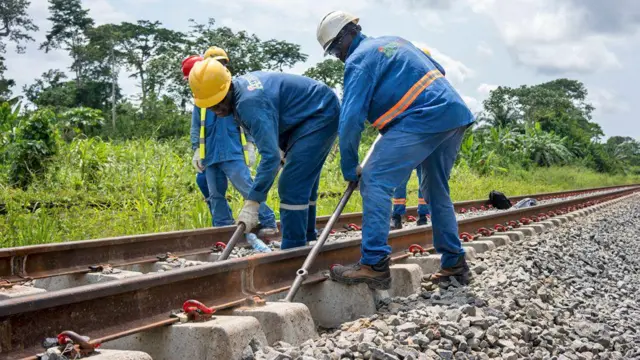 Aworan awọn oṣiṣẹ to n ṣiṣẹ lori oju ọna reluwe ni Gabon