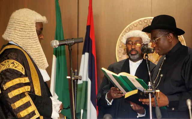 Jonathan na shan ratsuwa a gaban wasu alƙali biyu