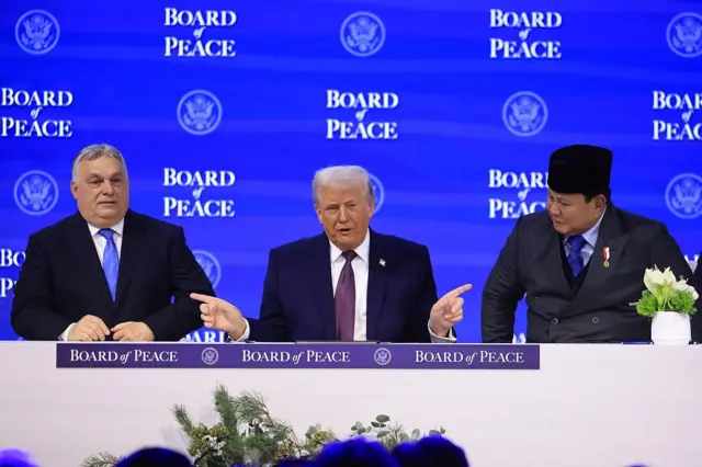 Perdana Menteri Hongaria, Viktor Orban (kiri), Presiden AS Donald Trump (tengah), dan Presiden Indonesia, Prabowo Subianto saat seremoni upacara penandatanganan Dewan Perdamaian di Forum Ekonomi Dunia (WEF) di Davos, Swiss, pada Kamis, 22 Januari 2026.
