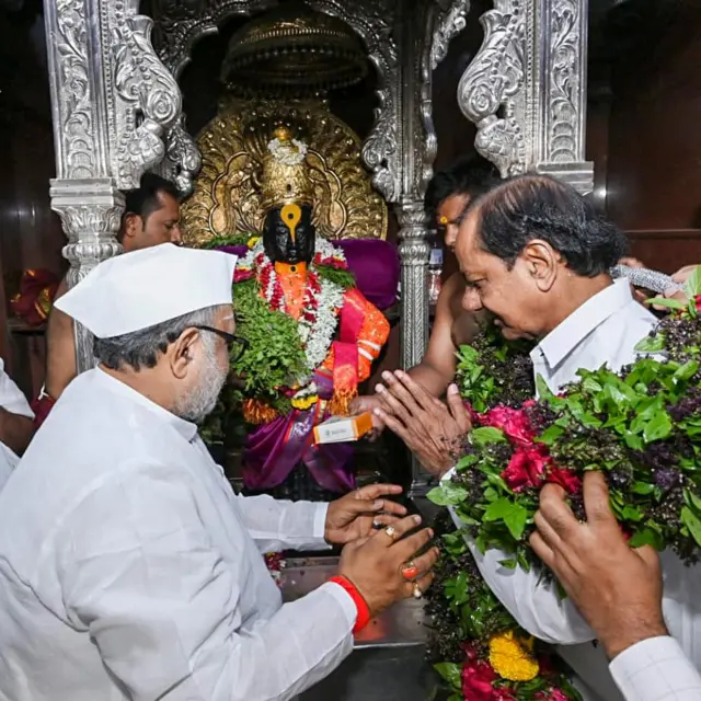 पिछले 27 जून को महाराष्ट्र के सोलापुर में श्री विठ्ठल रुक्मिणी मंदिर में पूजा करने पहुंचे.