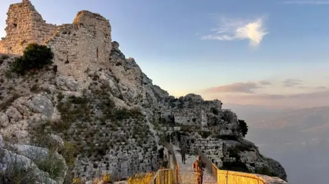 Una persona que parece ser un soldado israelí camina por el recinto de las ruinas de la fortaleza medieval de Beaufort, situada en una colina en el sur del Líbano.