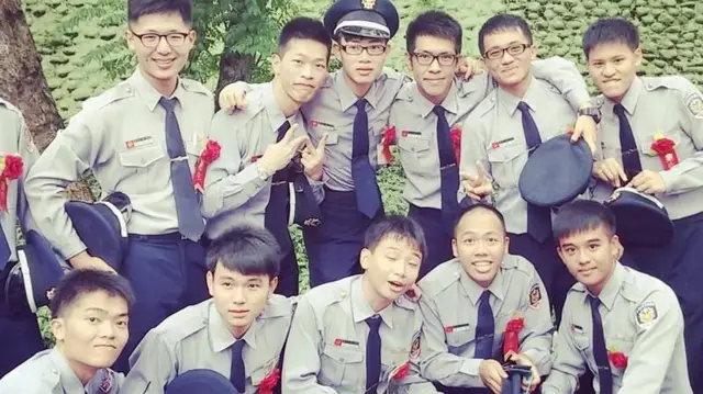 消防员黄钰翔（前右二）与在新屋大火中殉职的好友蔡长融（前右三），于警专毕业时的合照。